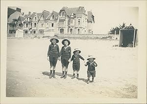 France, La Baule, Enfants sur la plage, 1910, Vintage silver print