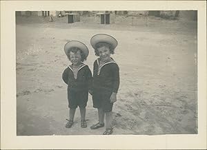 France, La Baule, Enfants sur la plage, 1910, Vintage silver print