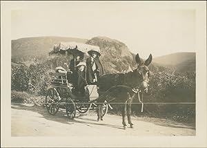 France, La Bourboule, Famille en excursion à La Roche Vendeix, 1911, Vintage silver print