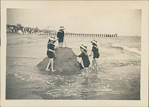 France, La Baule, Enfants sur la plage, 1909, Vintage silver print