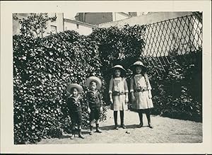 France, Cholet, Enfants dans un jardin, 1912, Vintage silver print