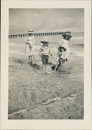 France, La Baule, Enfants sur la plage, 1913, Vintage silver print