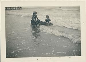 France, La Baule, Enfants et chien jouant dans l'eau, 1913, Vintage silver print