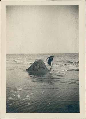 France, La Baule, Fillette (Yvonne) jouant dans l'eau, 1909, Vintage silver print