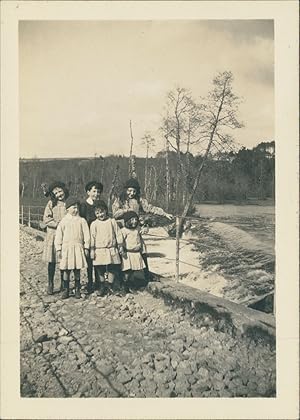 France, Le Plessis, Enfants sur un pont, 1912, Vintage silver print