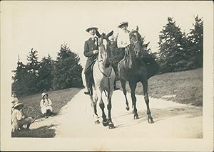 France, Le Plessis, Homme et femme à cheval, 1909, Vintage silver print