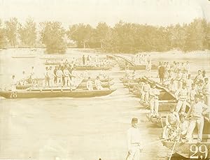 Régiment en manoeuvre sur la rivière, vers 1890