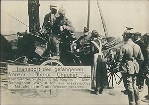 Première Guerre Mondiale 1914/18, Une alsacienne donne un verre d' eau au colonel Chautier captur...