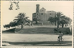 Espagne, Andalousie, Garçon à vélo devant une église, ca.1952, Vintage silver print