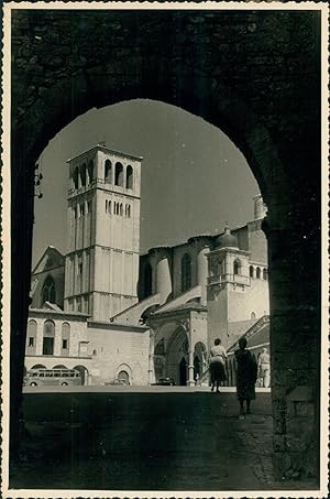 Italie, Assisi, Vue de la basilique San Francesco, ca.1952, Vintage silver print
