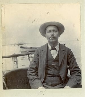 Un homme assis dans un bateau, ca.1899, Vintage citrate print