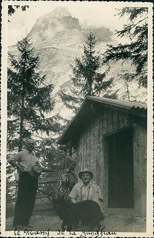 Suisse, env. Interlaken, Visiteurs devant le Massif de la Jungfrau, 1949, Vintage silver print