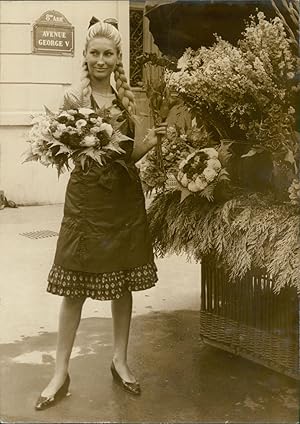 Image du vendeur pour Rgine Kremmer, fleuriste de l'avenue Georges V  Paris mis en vente par photovintagefrance