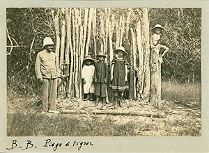 Indochine, Enfants devant un piège à tigres, ca.1899, Vintage silver print