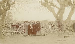 France, Saint-Paul, Amies du photographe devant un mur, 1911, Vintage citrate print