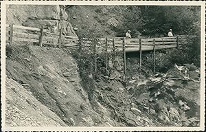 Suisse, env. Interlaken, Passerelle de randonnée au pied de la Jungfrau, 1949, Vintage silver print