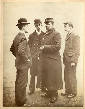 Officier en conversation, vers 1900