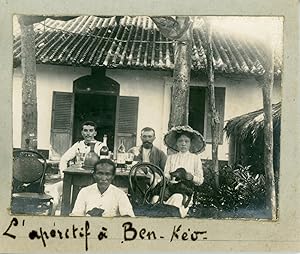 Indochine, Apéritif à Ben Keo, 1910, Vintage silver print