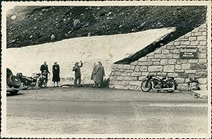 Autriche, Route du Grossglockner, balles de neige à l'entrée du tunnel, 1949, Vintage silver print