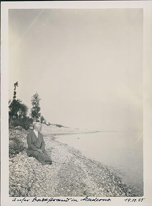 Italie, Maderno, Femme sur les rives du Lac de Garde, 1925, Vintage silver print