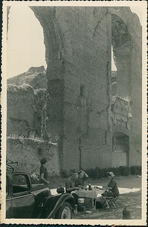 Italie, Pique-nique au pied d'un aqueduc romain, ca.1952, Vintage silver print