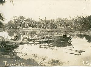 Indochine, Cochinchine, Tay Ninh, Un bateau à quai sur le fleuve, 1910, Vintage silver print