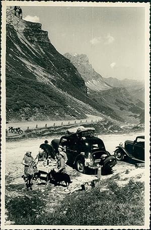 Suisse, Col du Klausen, Halte pique nique dans les montagnes avec une chèvre, 1949, Vintage silve...