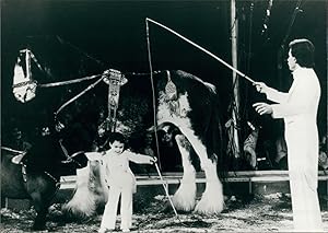 Cirque, Fredy Knie Jr et sa fille de 5 ans dans un numéro de dressage, ca.1967, Vintage silver print