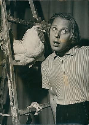 Le Grand Clown russe Popov et une poule, 1957, Vintage silver print