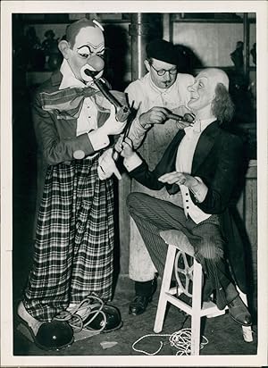 Fabricant d'automates avec deux clowns, ca.1941, Vintage silver print