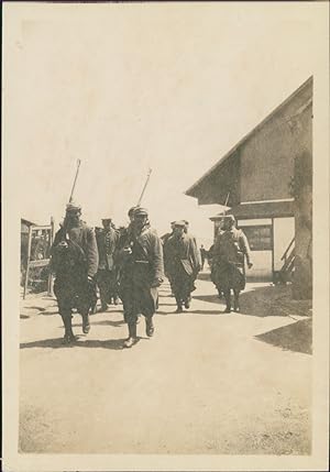 France, Campement militaire Vierzon, Soldats allant déjeuner, 1915, Vintage silver print