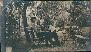 France, Argelès-sur-Mer, Homme et femme dans le jardin d'une villa, 1911, Vintage silver print