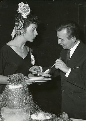 Le couturier Jacques Griffe avec une de ses Catherinettes, ca.1950, vintage silver print