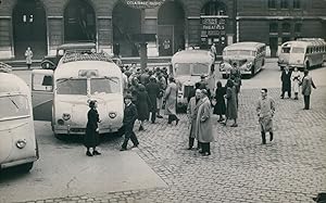 Grève de transports à Paris, Gare St-Lazare, service autocars organisé par gouvernement, 1949, Vi...