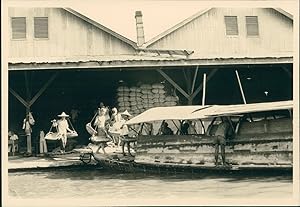 Indochine, Porteurs chargeant un bateau marchand, ca.1940, Vintage silver print