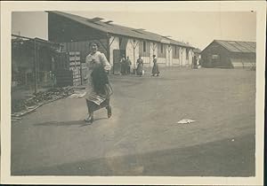 France, campement militaire de Chabrol, ouvrière d'atelier, 1915, Vintage silver print