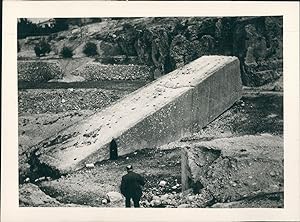Liban, Baalbeck, Bloc de pierre d'un temple, 1965, Vintage silver print