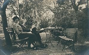 France, Argelès-sur-Mer, Homme et femme dans le jardin d'une villa, 1911, Vintage silver print