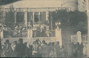 Chine, Foule devant le poste administratif français, ca.1920, Vintage citrate print