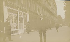 France, Paris, Homme devant des magasins sur un boulevard, 1909, Vintage silver print
