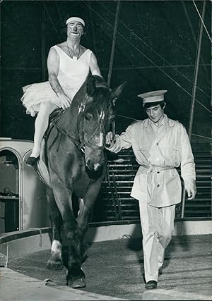 Le Clown Achille Zavatta en tutu sur un cheval, ca.1962, Vintage silver print