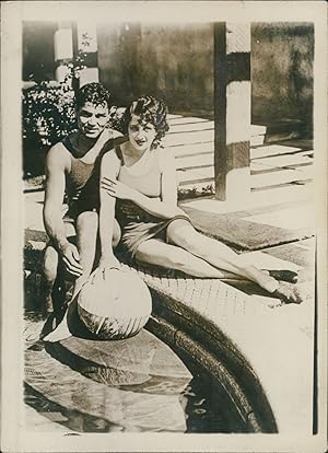 Jack Dempsey et sa femme dans leur propriété de Beverly Hills, ca.1930, Vintage silver print