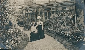 France, Argelès-sur-Mer, Deux femmes dans le jardin d'une villa, 1911, Vintage silver print
