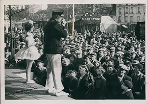 Paris, Foire du Trône, Chef de Piste avant un spectacle, 1937