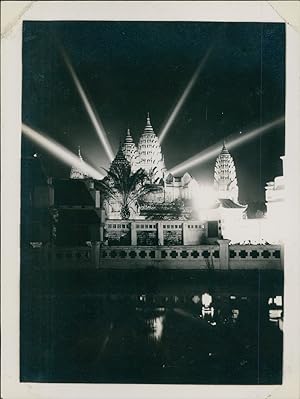 France, Paris, Exposition Coloniale Internationale, Pavillon Indochine Angkor Vat illuminé la nui...