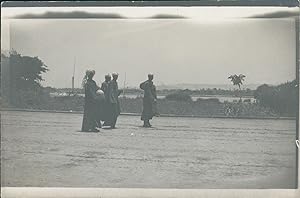 Maghreb, Hommes marchant dans une rue, ca.1930, Vintage silver print