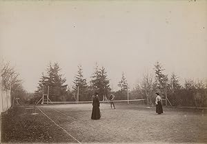 France, camp d Avord, Militaires et amies faisant un match de tennis, 1904, Vintage silver print