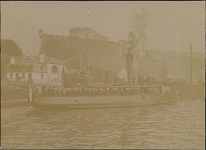 France, Militaires marins dans un bateau devant un fort, 1912, Vintage silver print