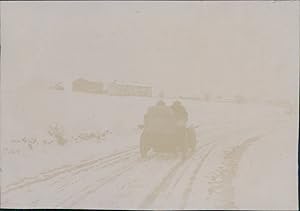 Voiture sur une route enneigée, ca.1900, Vintage citrate print