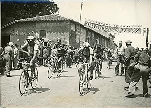 Cyclisme, Tour de France, La Rochelle-Bordeaux, peloton passe contrôle ravitaillement de Montendr...